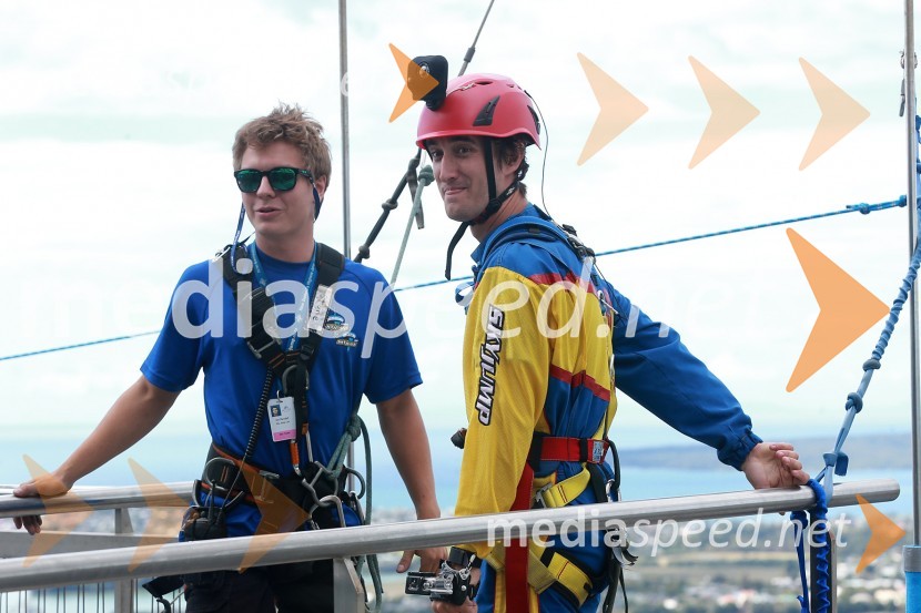 Chris Holder (Avs)Skyfall, Žagar, Holder, Lindgren in Woffinden skočili iz 192 metrskega stolpa Skytowerja