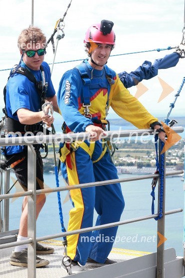 Chris Holder (Avs)Skyfall, Žagar, Holder, Lindgren in Woffinden skočili iz 192 metrskega stolpa Skytowerja