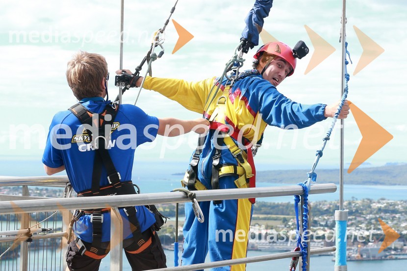 Chris Holder (Avs)Skyfall, Žagar, Holder, Lindgren in Woffinden skočili iz 192 metrskega stolpa Skytowerja