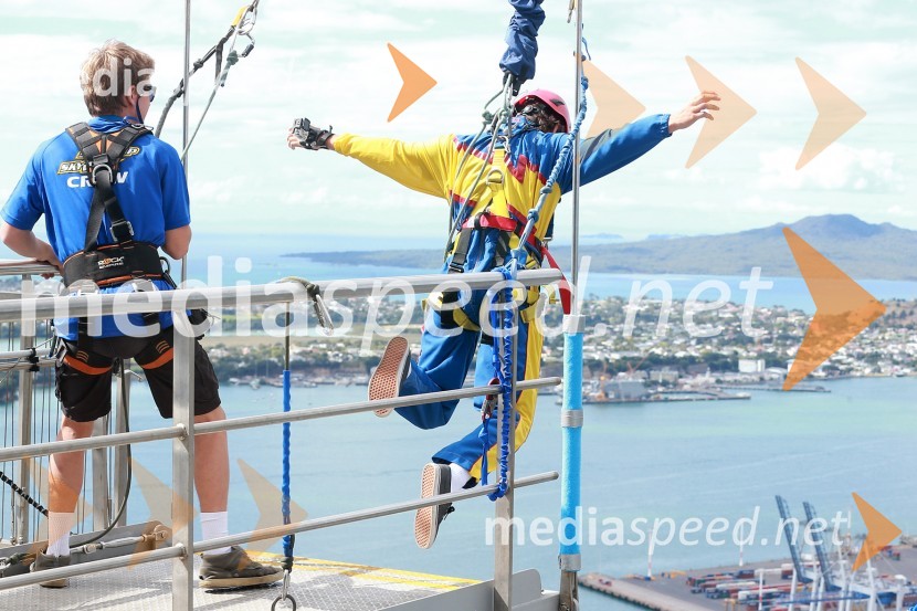 Chris Holder (Avs)Skyfall, Žagar, Holder, Lindgren in Woffinden skočili iz 192 metrskega stolpa Skytowerja