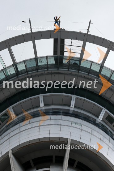 Fredrik Lindgren (Šve)Skyfall, Žagar, Holder, Lindgren in Woffinden skočili iz 192 metrskega stolpa Skytowerja