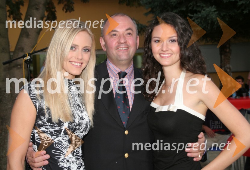 Miss Slovenije 2004 Živa Vadnov, direktor Peugeot Slovenija Didier Richard in Miss Slovenije 2003 Tina ZajcPolfinalni izbor za Miss Slovenije 2005