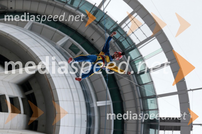 Fredrik Lindgren (Šve)Skyfall, Žagar, Holder, Lindgren in Woffinden skočili iz 192 metrskega stolpa Skytowerja