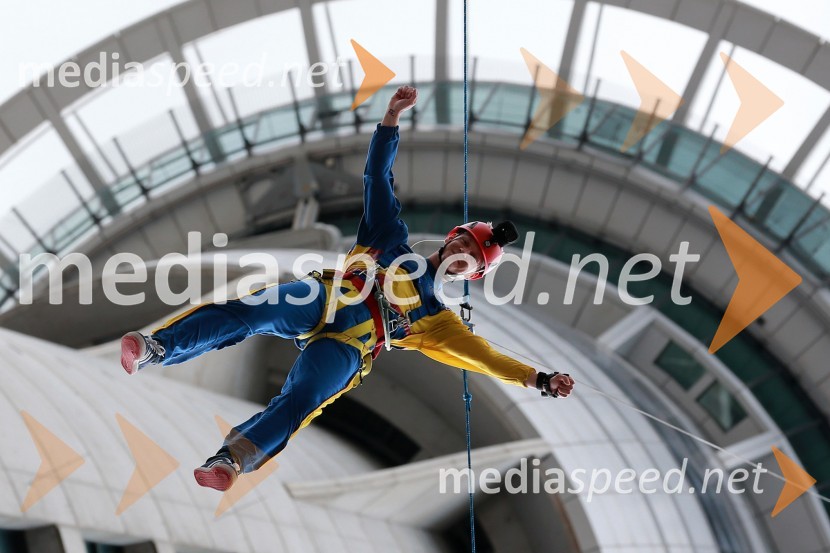 Fredrik Lindgren (Šve)Skyfall, Žagar, Holder, Lindgren in Woffinden skočili iz 192 metrskega stolpa Skytowerja