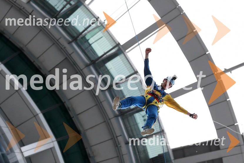 Matej Žagar (Slo)Skyfall, Žagar, Holder, Lindgren in Woffinden skočili iz 192 metrskega stolpa Skytowerja
