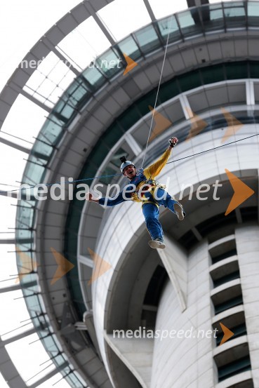 Matej Žagar (Slo)Skyfall, Žagar, Holder, Lindgren in Woffinden skočili iz 192 metrskega stolpa Skytowerja