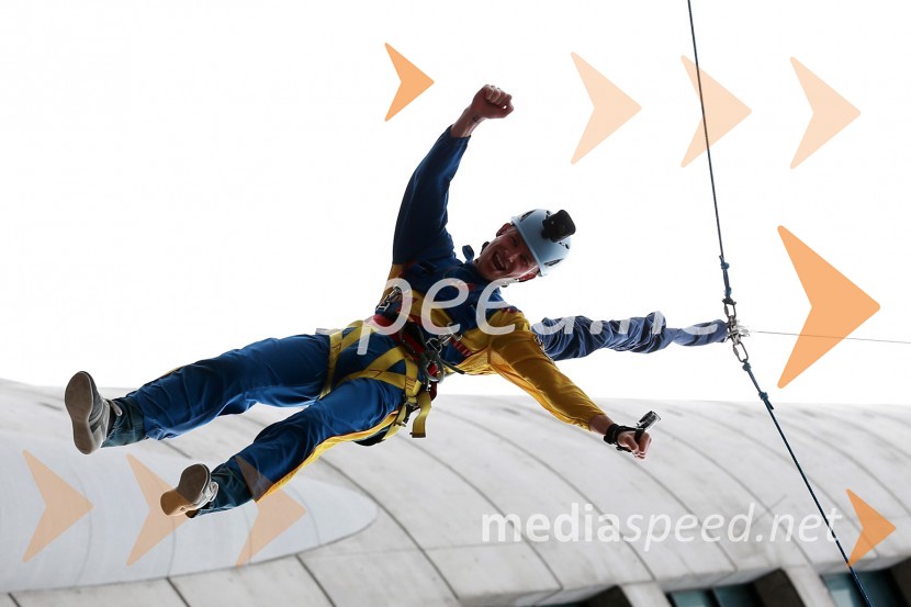 Matej Žagar (Slo)Skyfall, Žagar, Holder, Lindgren in Woffinden skočili iz 192 metrskega stolpa Skytowerja