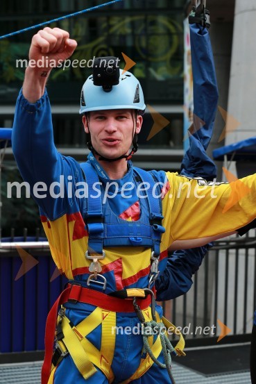 Matej Žagar (Slo)Skyfall, Žagar, Holder, Lindgren in Woffinden skočili iz 192 metrskega stolpa Skytowerja