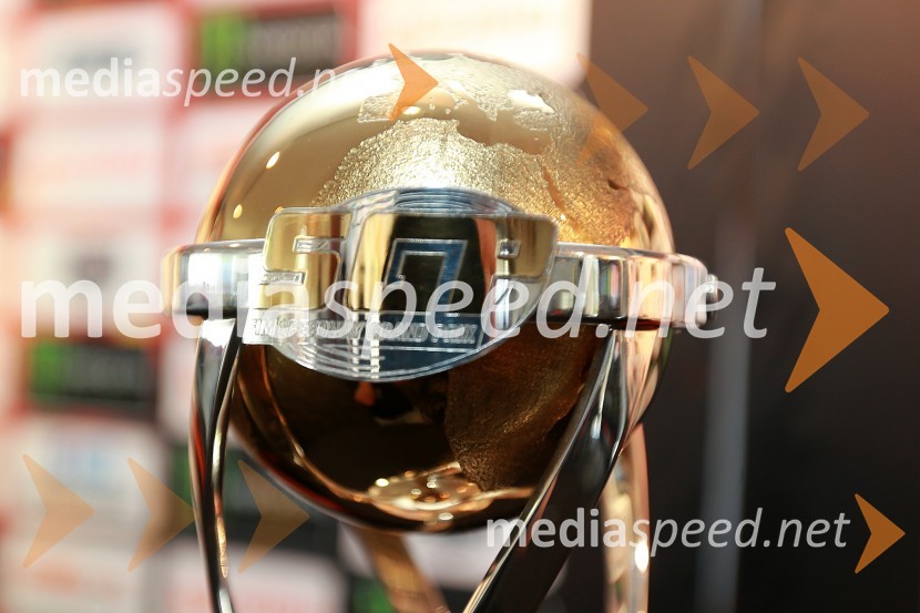 Trofeja za prvaka Speedway Grand Prix serije, oblikovalec Thomas LytePrvi trening za VN Nove Zelandije v speedwayu