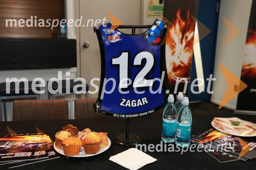 Žagarjeva miza pred novinarsko predstavitvijoPrvi trening za VN Nove Zelandije v speedwayu