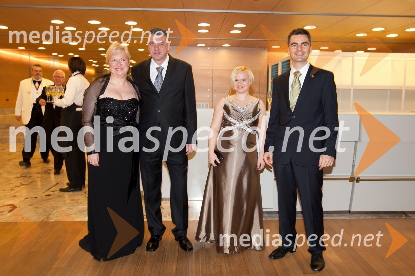 Sabrina Pečelin, vodja odnosov z javnostmi pri Porsche Slovenija d.o.o.,
predsednica Lions kluba Ljubljana 2012/2013; Aleš Radelj;&nbsp;Andreja Šuštaršič Tomšič; Danilo Tomšič, direktor sektorja skrb za uporabnike Telekom SlovenijeVeliki dobrodelni Lions ples 2013