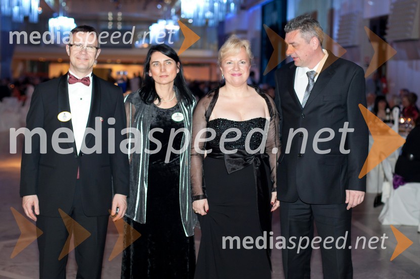 Zoran Vodopija, guverner slovenskih Lionsov, soproga Barbara Gašperšič 
Vodopija; Sabrina Pečelin, vodja odnosov z javnostmi pri Porsche Slovenija d.o.o.,
predsednica Lions kluba Ljubljana 2012/2013; Aleš RadeljVeliki dobrodelni Lions ples 2013