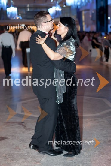 Zoran Vodopija, guverner Zveze Lions klubov distrikt 129 Slovenija; Barbara Gašperšič VodopijaVeliki dobrodelni Lions ples 2013