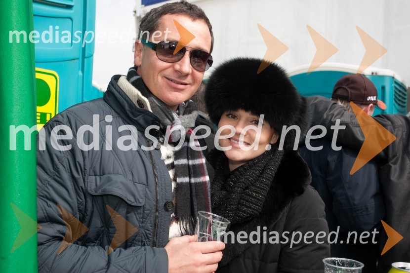 Robert French; Katarina Mala, pevkaPlanica 2013, finale v smučarskih poletih, sobota