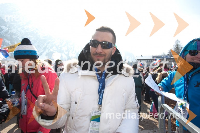 Boštjan Dermol, pevec skupine NudePlanica 2013, finale v smučarskih poletih, sobota
