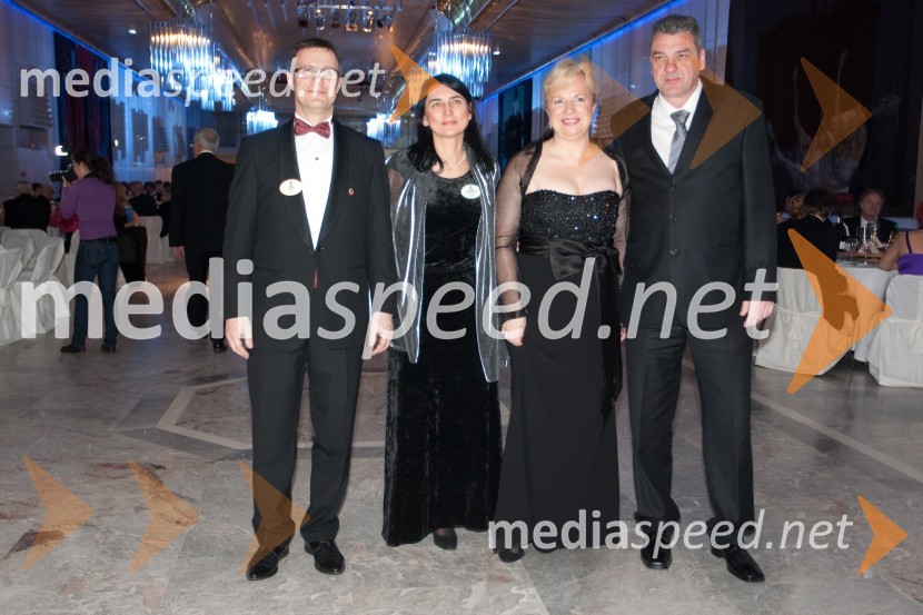 Zoran Vodopija, guverner Zveze Lions klubov distrikt 129 Slovenija; Barbara Gašperšič Vodopija; Sabrina Pečelin, vodja odnosov z javnostmi pri Porsche Slovenija d.o.o.,
predsednica Lions kluba Ljubljana 2012/2013; Aleš RadeljVeliki dobrodelni Lions ples 2013