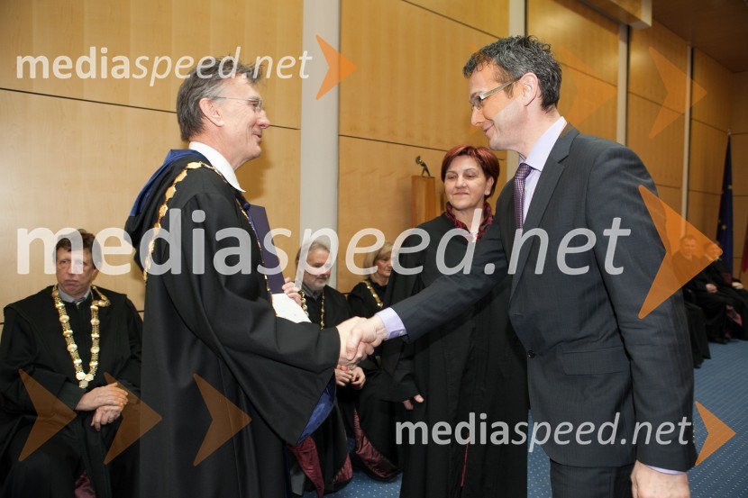 Prof. dr. Danijel Rebolj, rektor Univerze v Mariboru; dr. Peter Popović, Medicinska fakulteta UMUniverza v Mariboru, promocija doktorjev znanosti, marec 2013