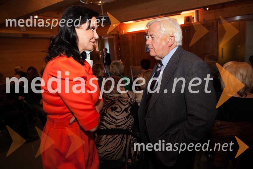 Miša Molk,  televizijska urednica, voditeljica; Milan Kučan, nekdanji predsednik RSMiša Molk in Nina Orel, pogovor na Škrabčevi domačiji