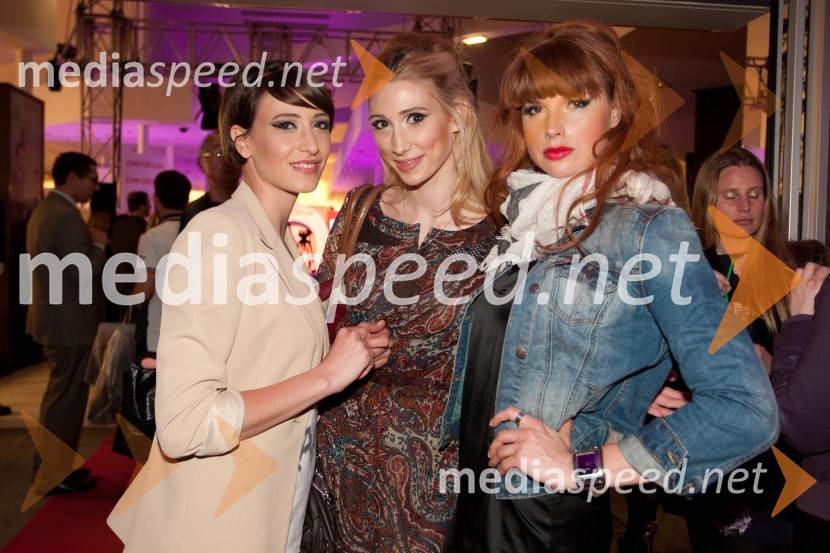 Iza Simčič, manekenka; Manca Simčič, manekenka; Karin ŠkufcaModna revija kopalk v Emporiumu