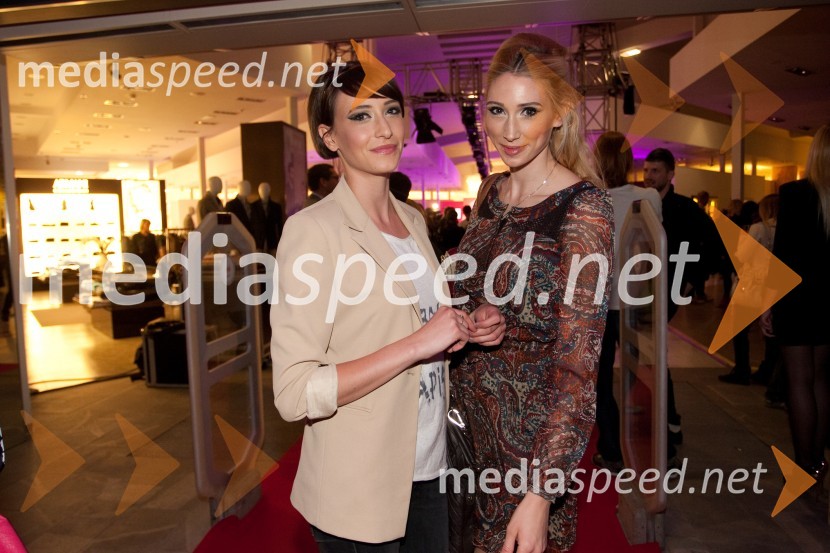 Iza Simčič, manekenka; Manca Simčič, manekenkaModna revija kopalk v Emporiumu