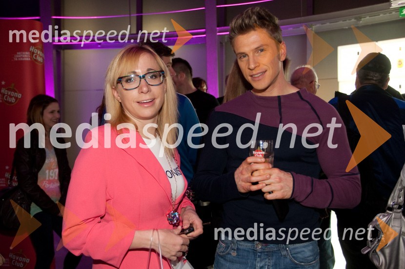 Katarina Štular, urednica revije Smrklja; Erik Ferfolja, novinar, pevec, manekenModna revija kopalk v Emporiumu