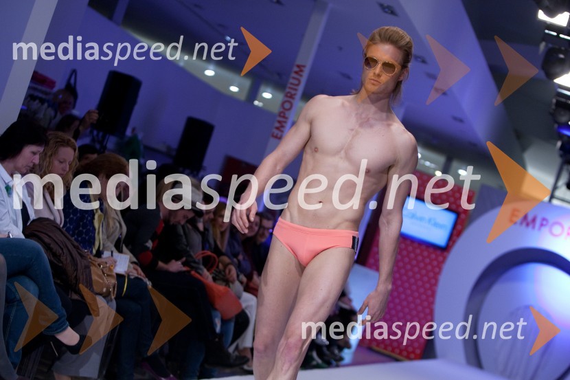 Miha Dragoš, mister Slovenije 2011 za mistra UniverseModna revija kopalk v Emporiumu