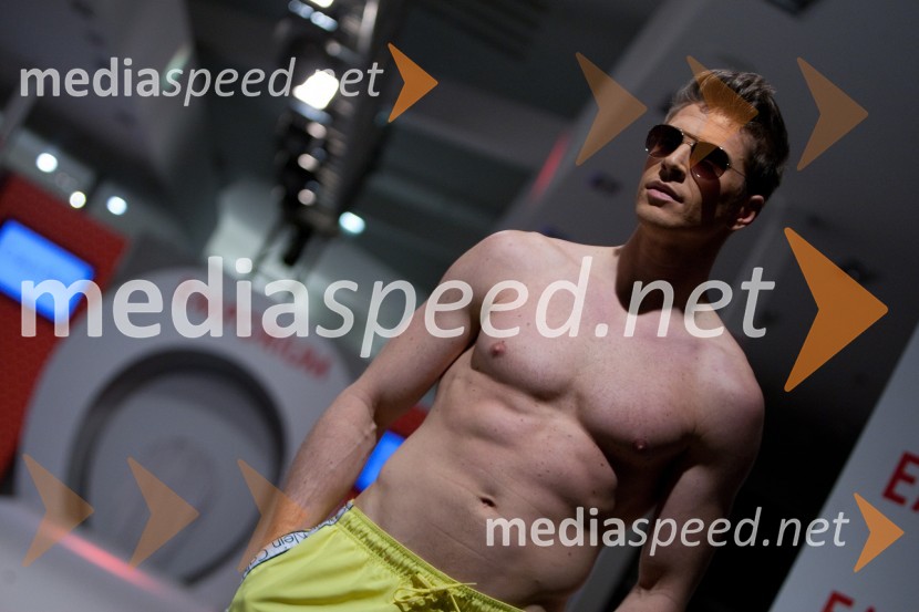 Erik Ferfolja, maneken, novinarModna revija kopalk v Emporiumu