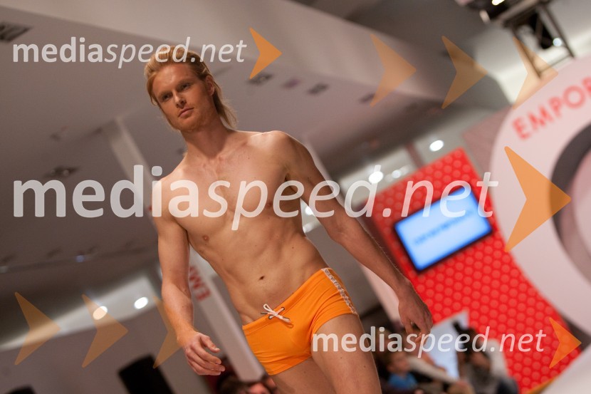 Miha Dragoš, mister Slovenije 2011 za mistra UniverseModna revija kopalk v Emporiumu