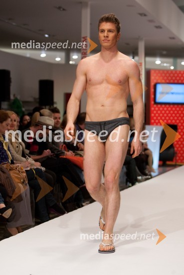 Erik Ferfolja, maneken, novinarModna revija kopalk v Emporiumu