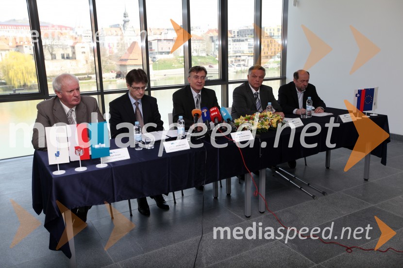 Franc Panjan, predsednik uprave in generalni direktor; prof. dr. Zdravko Kačič, prorektor za finančne zadeve UM; prof. dr. Danijel Rebolj, rektor Univerze v Mariboru; prof. dr. Ivan Krajnc, dekan Medicinske fakultete UM; doc. dr. Bogdan Čizmarević, prodekan za gospodarske in finančne zadeve UM&nbsp;Medicinska fakulteta UM, novinarska konferenca o poteku novogradnje
