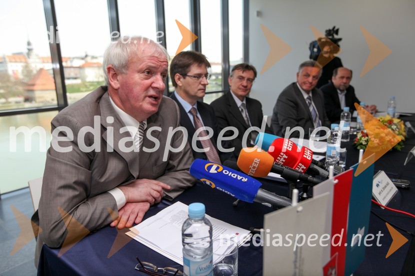 Franc Panjan, predsednik uprave in generalni direktor Begrad d.d.; prof. dr. Zdravko Kačič, prorektor za finančne zadeve UM; prof. dr. Danijel Rebolj, rektor Univerze v Mariboru;  prof. dr. Ivan Krajnc, dekan Medicinske fakultete UM; doc. dr. Bogdan Čizmarević, prodekan za gospodarske in finančne zadeve UM&nbsp;Medicinska fakulteta UM, novinarska konferenca o poteku novogradnje