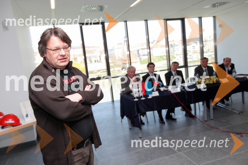 Doc. Uroš Lobnik, univerzitetni arhitektMedicinska fakulteta UM, novinarska konferenca o poteku novogradnje