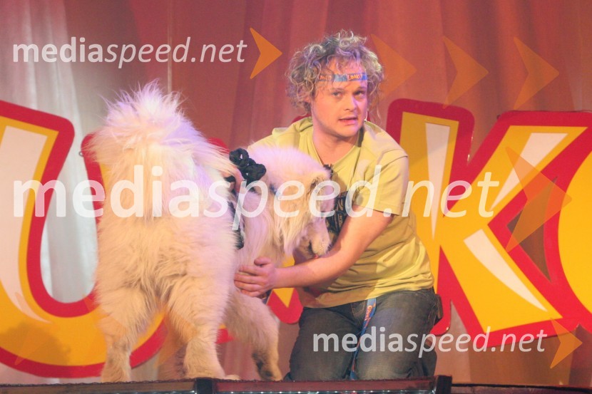 Gašper Jarni, televizijski voditelj s psomGašper Jarni, televizijski voditelj