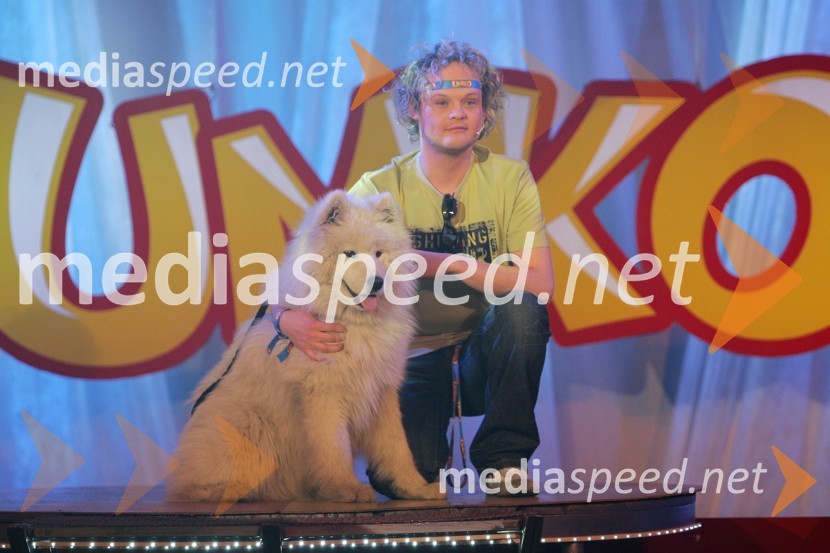 Gašper Jarni, televizijski voditelj s psomGašper Jarni, televizijski voditelj