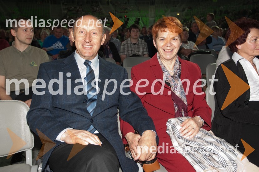 Ivan Sivec, pisatelj, novinar in avtor besedil za glasbo; SonjaPoklon Lojzetu Slaku in njegovi glasbi