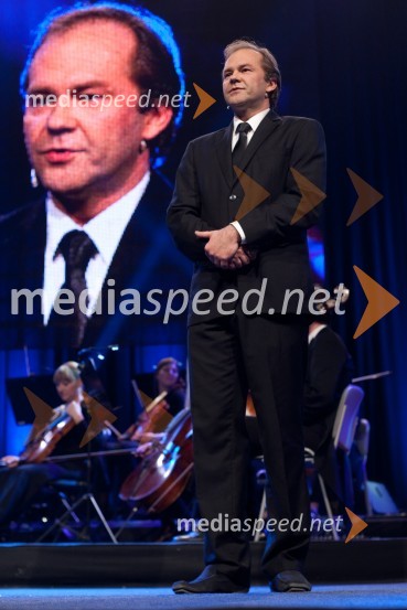 Jure Ivanušič, voditeljPoklon Lojzetu Slaku in njegovi glasbi