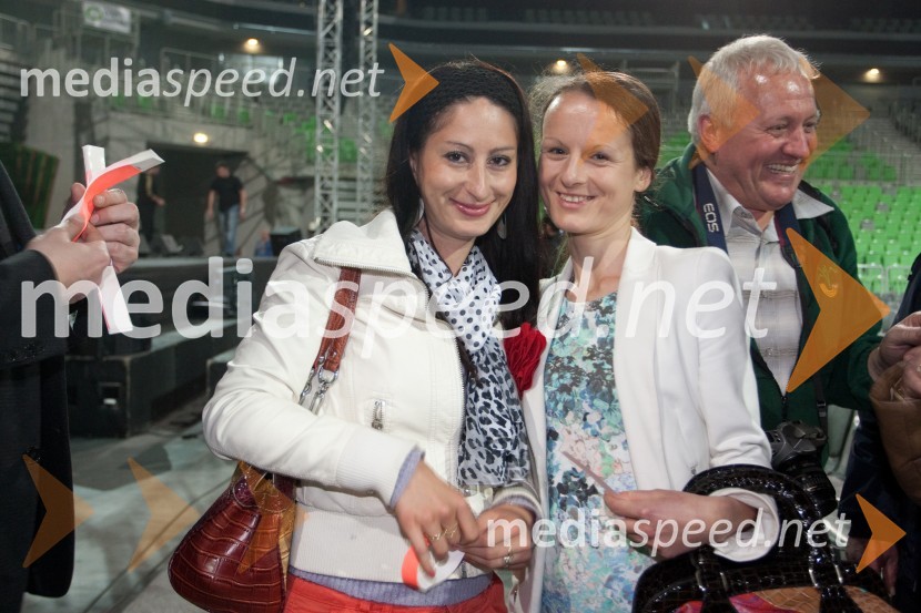 Tanja Vidic Goršak, TV Veseljak; Barbara Pirh, Radio VeseljakPoklon Lojzetu Slaku in njegovi glasbi