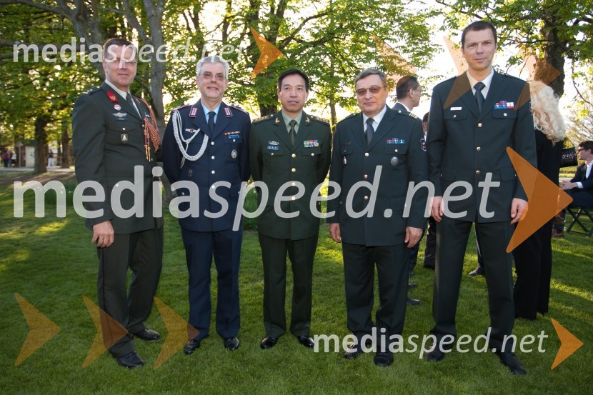 Arthur Beglinger, vojaški ataše Nizozemske; Klaus Patt, vojaški ataše Nemčije; Sheng Yuezhong, vojaški ataše Kitajske; ..., Ludvik KnafeljSprejem nizozemskega veleposlaništva ob rojstnem dnevu kraljice Beatrix