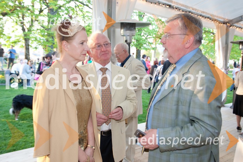 Katjuša Rojac, vodja galerije Loterije Slovenija; Boštjan Pirc; Janez Fajfar, župan občine BledSprejem nizozemskega veleposlaništva ob rojstnem dnevu kraljice Beatrix