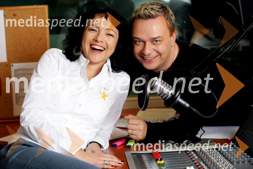 Polona Požgan in Sašo Papp, voditelja jutranjega programa Radia CenterModeratorji Radia Center v studiu