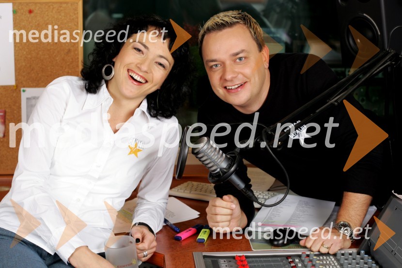 Polona Požgan in Sašo Papp, voditelja jutranjega programa Radia CenterModeratorji Radia Center v studiu