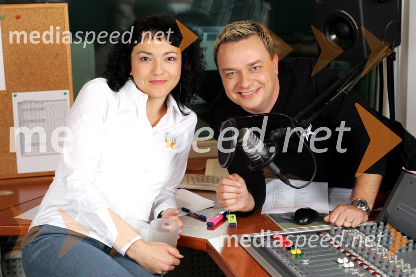 Polona Požgan in Sašo Papp, voditelja jutranjega programa Radia CenterModeratorji Radia Center v studiu