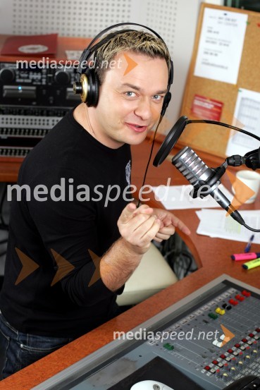 Sašo Papp, voditelj jutranjega programa Radia CenterModeratorji Radia Center v studiu