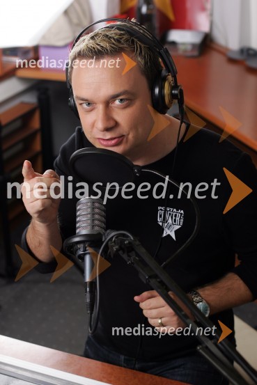 Sašo Papp, voditelj jutranjega programa Radia CenterModeratorji Radia Center v studiu