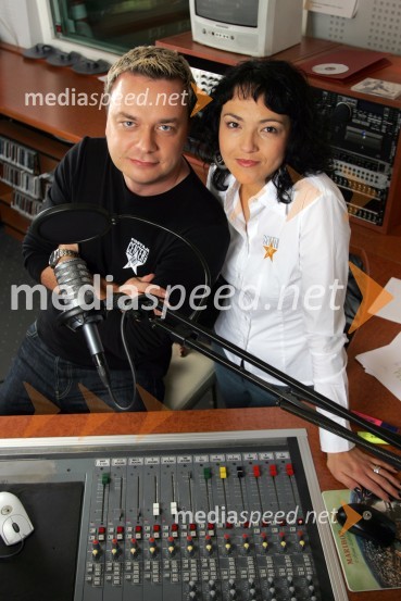 Sašo Papp in Polona Požgan, voditelja jutranjega programa Radia CenterModeratorji Radia Center v studiu
