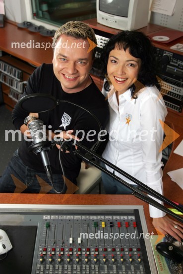 Sašo Papp in Polona Požgan, voditelja jutranjega programa Radia CenterModeratorji Radia Center v studiu