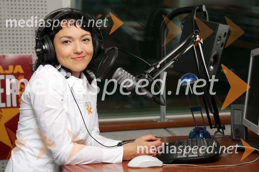 Polona Požgan, voditeljica jutranjega programa Radia CenterModeratorji Radia Center v studiu