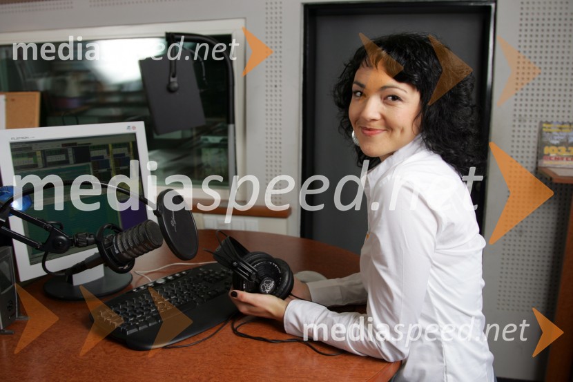 Polona Požgan, voditeljica jutranjega programa Radia CenterModeratorji Radia Center v studiu