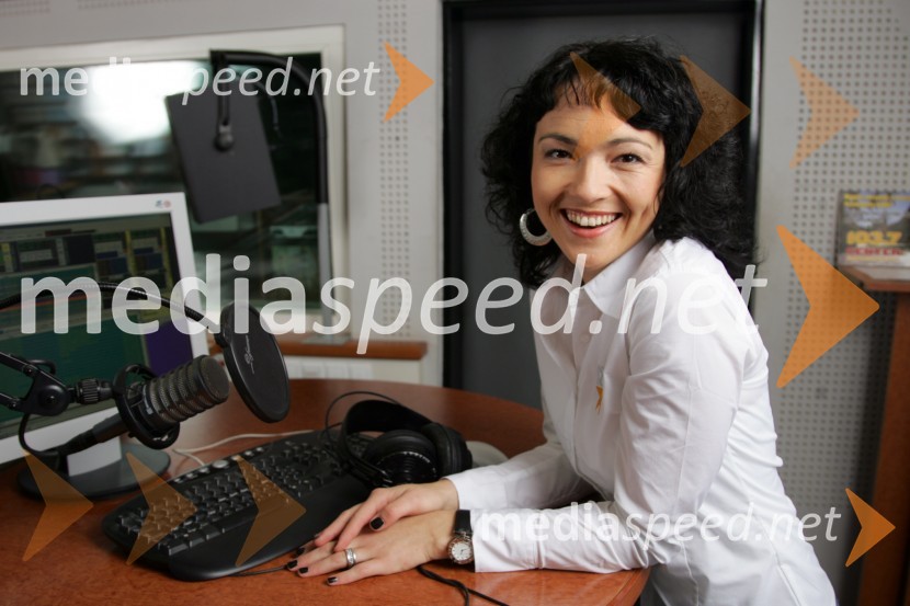 Polona Požgan, voditeljica jutranjega programa Radia CenterModeratorji Radia Center v studiu