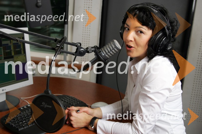 Polona Požgan, voditeljica jutranjega programa Radia CenterModeratorji Radia Center v studiu